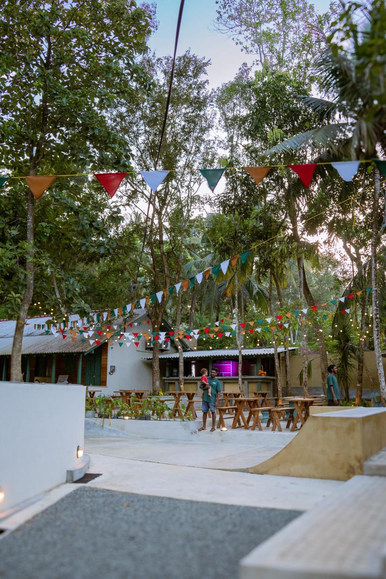 Hostel Locos Hiriketiya Dikwella Exterior foto